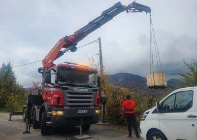 Opération de grutage sur chantier avec camion grue pour levage de charges lourdes