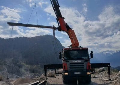Opération de levage sur chantier en région Rhône-Alpes avec camion grue