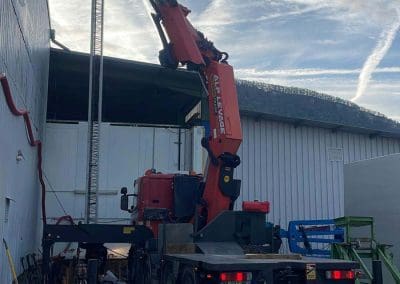 Camion grue ALP Levage en action pour levage et manutention sur chantier BTP Haute-Savoie