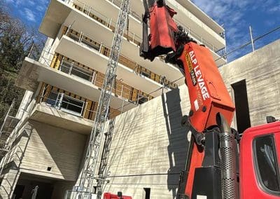 Camion grue ALP Levage en action pour levage industriel à Annecy