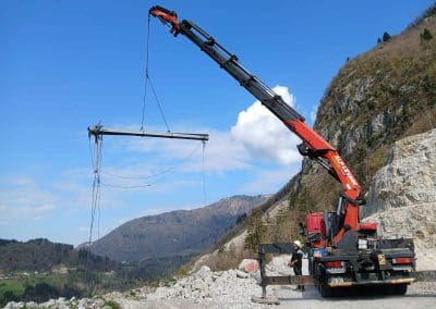 Camion grue ALP LEVAGE réalisant une opération de levage sur chantier en Haute-Savoie