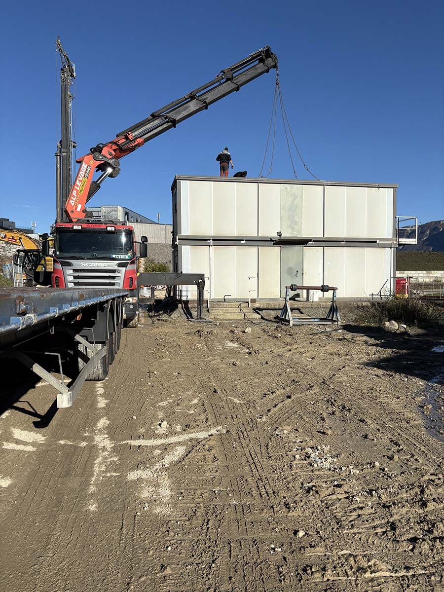 Opération de levage de machines industrielles et équipements lourds avec grue spécialisée