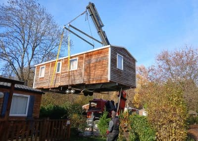 Camion grue ALP Levage en action pour levage de cabanes et bungalows