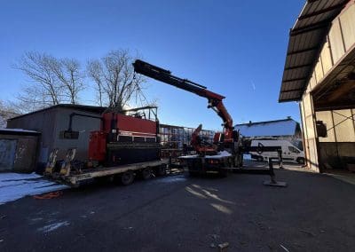 Levage de machine industrielle avec camion grue en Haute-Savoie