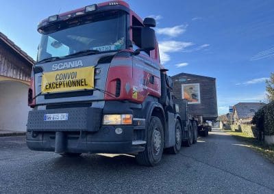 Camion ALP Levage transportant du matériel industriel en convois exceptionnels en région Rhône-Alpes