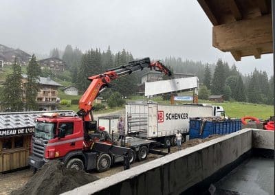 Camion grue ALP Levage en action pour levage de matériel de chantier