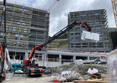 Équipe ALP Levage effectuant la manutention de matériel de chantier lourd en Haute-Savoie
