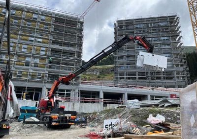 Levage et installation d’une piscine avec camion grue