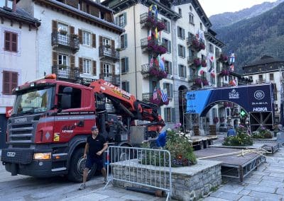 Montage de l’arche de l’UTMB à Chamonix réalisé par camion grue lors de l’installation de l’événement sportif
