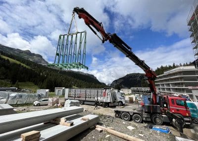 Grutage avec camion grue sur chantier à Annecy