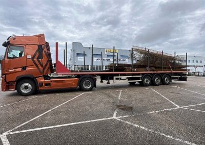Transport de matériel de chantier sur plateau 3 essieux par ALP Levage en Haute-Savoie