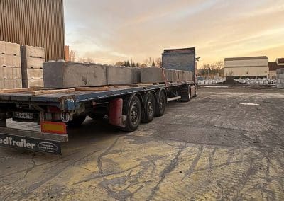 Camion plateau 3 essieux ALP Levage pour transport de matériel lourd sur chantier