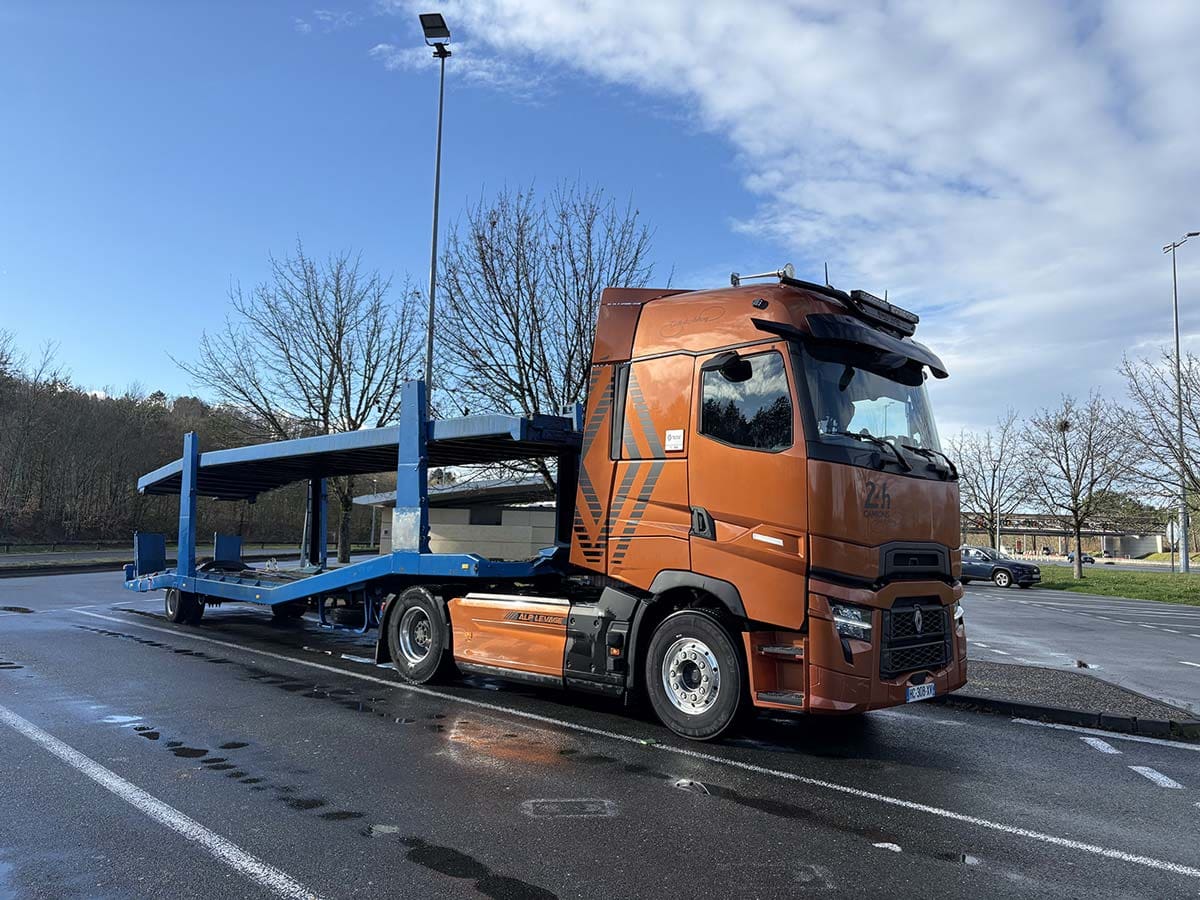 Transport sécurisé de machines de loisirs et véhicules spéciaux sur semi porte-voiture 13,5 m