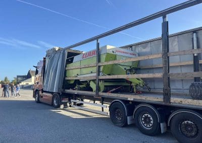 Transport professionnel de matériel hors gabarit en convoi exceptionnel sur chantier BTP