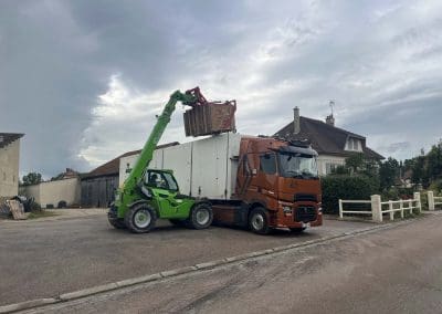 Camion ALP Levage en action pour le transport et l’installation de machines-outils sur chantier