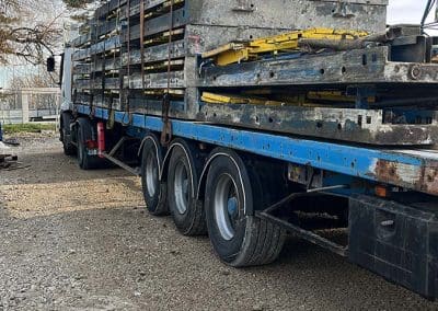 Transport de matériel de chantier en semi-remorque par entreprise de transport