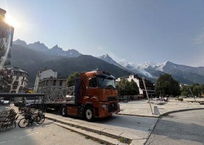 Camion ALP Levage transportant matériel et béton pour chantier BTP en Haute-Savoie