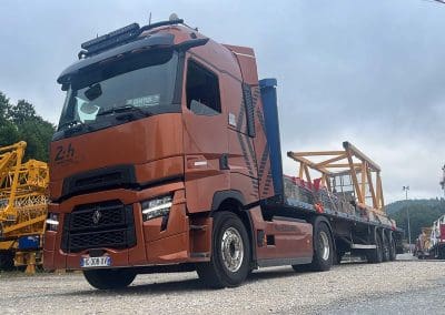 Camion plateau 3 essieux en action pour transfert de matériel de chantier ALP Levage